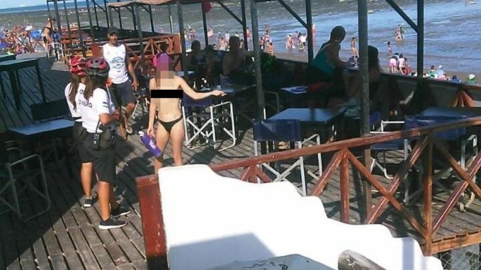¡Escándalo en Las Grutas!: Una turista "liberal" y la policía en plena playa... Mirá