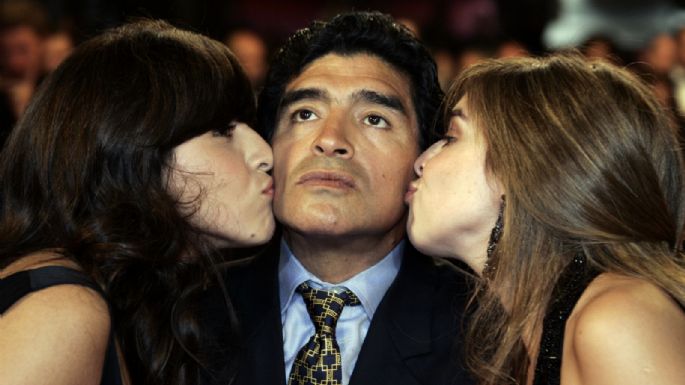 Para llorar: Gianinna y Dalma Maradona llegaron al velorio de Diego con un regalo desgarrador