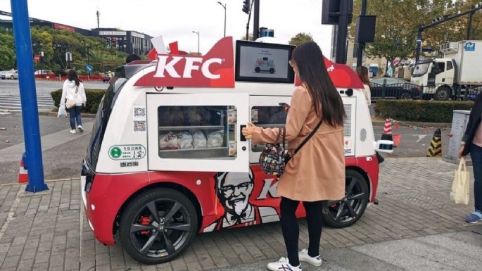 Una marca de fast food vende pollo frito en autos eléctricos y autónomos