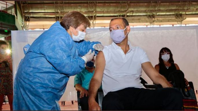Vacunación en Neuquén: Omar Gutiérrez recibió la vacuna contra el coronavirus