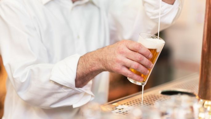 Empresas cerveceras españolas donarán barriles para cuando reabran bares