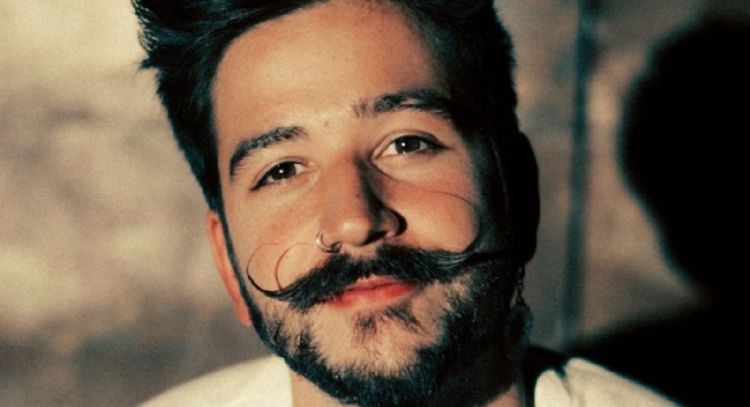 "Para los que preguntan cómo se ve": Camilo compartió una imagen de su bigote al natural