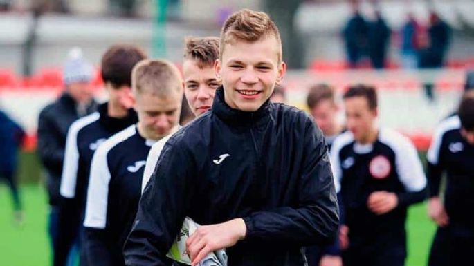 Tremendo impacto de un rayo sobre un joven futbolista en Rusia