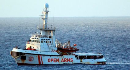 Desesperados, 75 migrantes se tiraron al mar