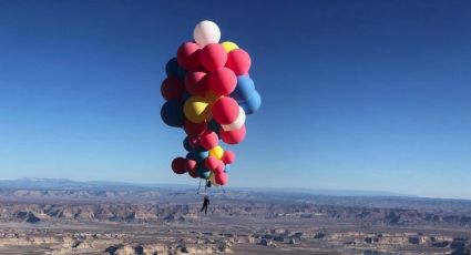 Video: un hombre voló sobre el desierto agarrado de globos