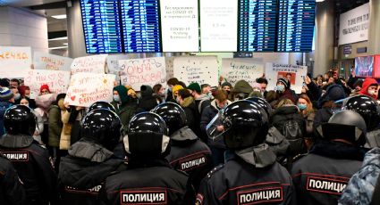 Operativo policial en el aeropuerto de Moscú: se reúnen los simpatizantes de Navalny
