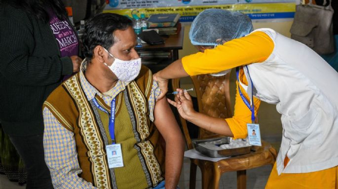 El desafío de vacunar a 1.300 millones de personas: India aprobó el uso del fármaco de AstraZeneca