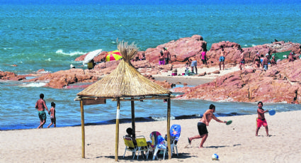 Insólito: un parador cercó con una empalizada una playa de Las Grutas