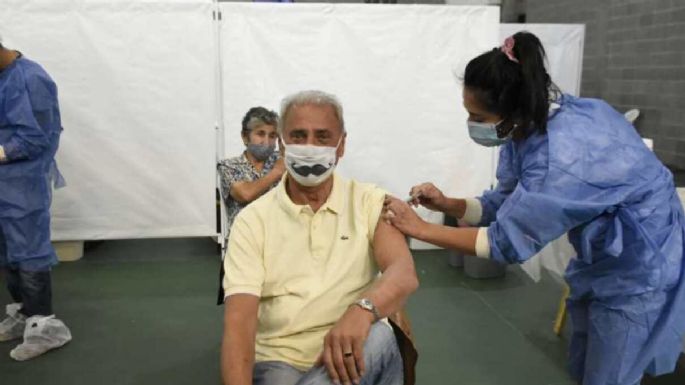 Neuquén: Jorge Sobisch fue a vacunarse y generó polémica con su barbijo
