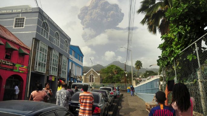 Una nueva erupción volcánica en San Vicente deja a oscuras la isla caribeña