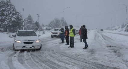 Llegó la nieve a Bariloche y trajo complicaciones: hay problemas en el tránsito y cortes de luz