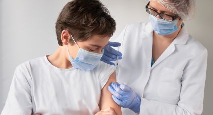 Reino Unido aprueba el uso de la vacuna Moderna para jóvenes de 12 a 17 años