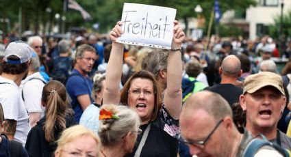 Miles marchan en Alemania a favor y en contra de las restricciones por el coronavirus