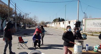 Vecinos del barrio Limay mantienen el corte de calles: reclaman conexión de servicios