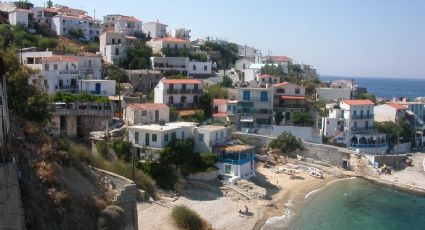 La isla de Grecia con casas escondidas de los piratas