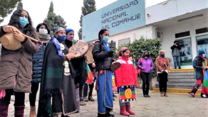 Denuncian al rector de la UNCo por apoyar "acto de soberanía política-cultural” del pueblo mapuche