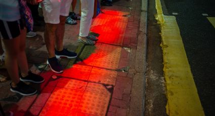 Hong Kong implementa nuevas luces en las veredas para los peatones que no sueltan el teléfono
