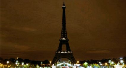 La Torre Eiffel se apaga por la crisis: París dejará de iluminar sus monumentos por la noche