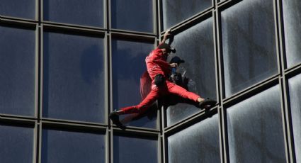 El Spiderman francés escaló un rascacielos para celebrar su cumpleaños de 60