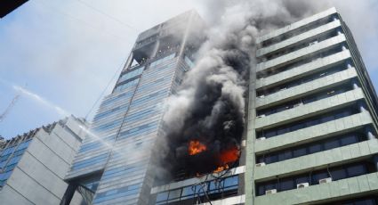 Voraz incendio en un edificio contiguo al Ministerio de Trabajo