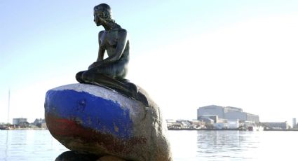 Vandalizaron con una bandera rusa la estatua de La Sirenita en Dinamarca