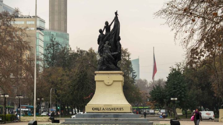 Manifestantes chilenos lanzaron bombas lacrimógenas en una misa en la Catedral
