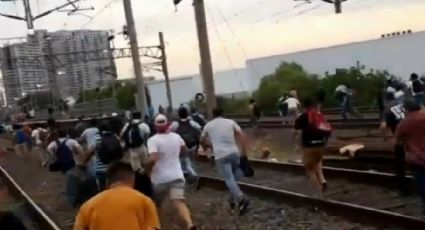 Pasajeros desalojaron a manifestantes que cortaban las vías del Tren Roca