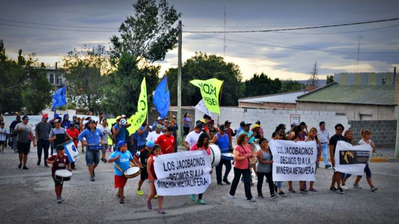 ¡Si a la megaminería!: Un pueblo de Río Negro marchó a favor