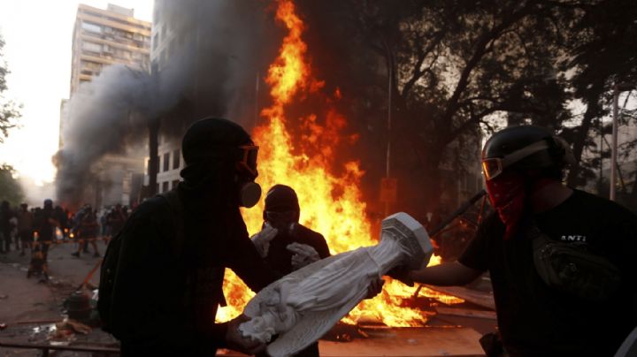 La primera marcha del año en Chile terminó con una iglesia incendiada, corridas y represión de los Carabineros