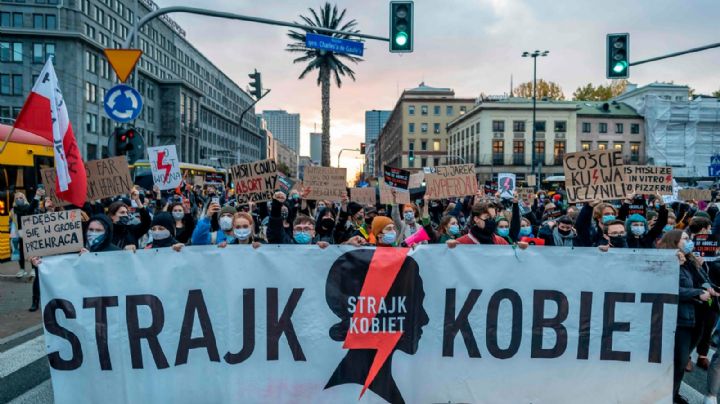 Masiva manifestación y huelga de mujeres en Polonia por restricciones a la interrupción del embarazo
