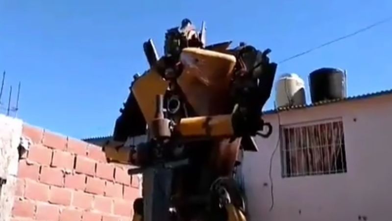 Arte creativo: mirá el robot que es furor en Neuquén Capital