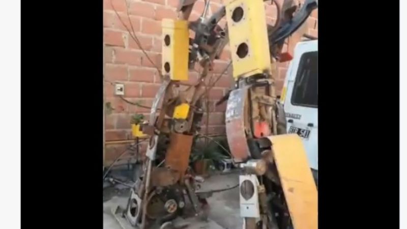 Arte creativo: mirá el robot que es furor en Neuquén Capital
