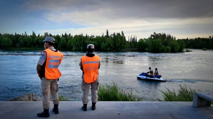 En el río Limay: búsqueda frenética de un desaparecido