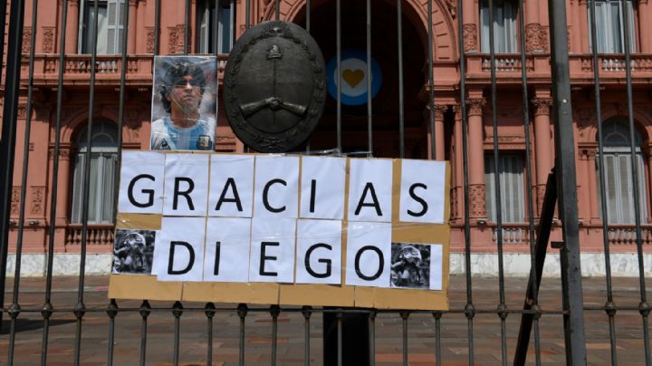 Empujones, disturbios y nada de distanciamiento: así se desarrolla el velatorio de Maradona
