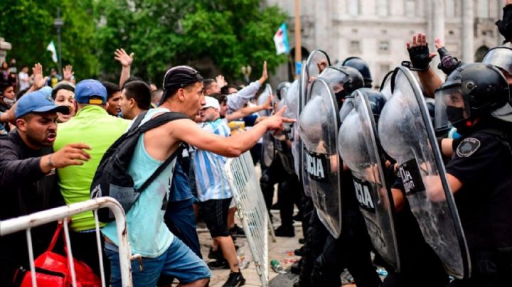 Disturbios y gases en el velatorio de Maradona: Alberto Fernández tuvo que salir a pedir calma