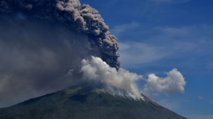 Gran erupción de un volcán en Indonesia: más de 2.700 evacuados