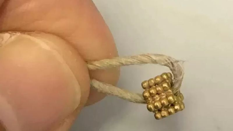 Israel: un niño descubre una cuenta de oro de hace 3 mil años en excelente estado