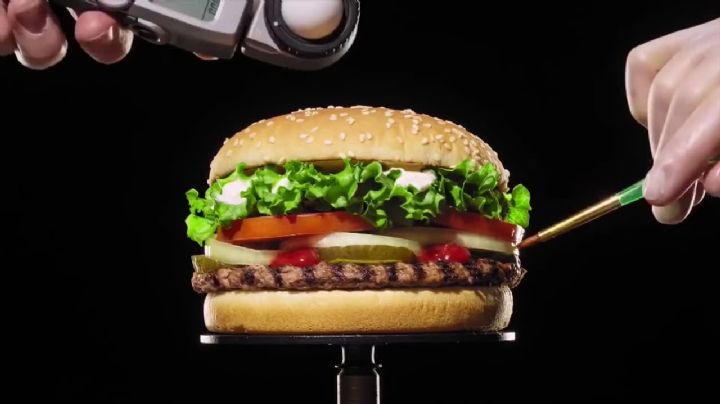 La extraña estrategia comercial de Burger King que invita a comer en la competencia