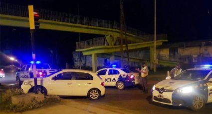 En Centenario: un conductor huyó de un control policial y se chocó una rotonda