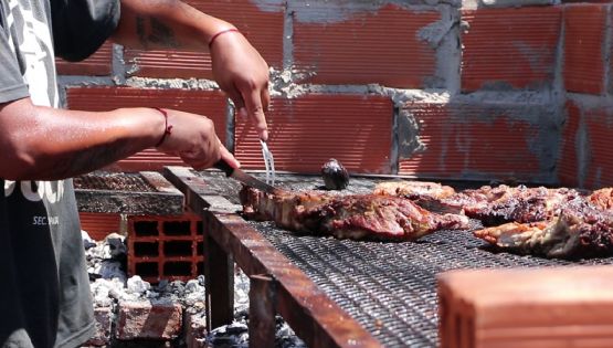 Un hombre de Roca deberá arreglar su parrilla porque llena de humo la casa de su vecina