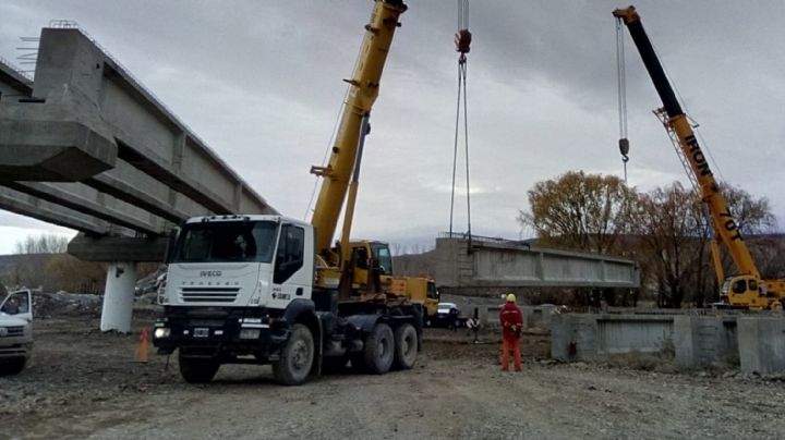 Última etapa de la construcción del puente del Curi Leuvú