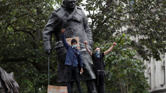 Marchas antidiscriminatorias en Londres atacaron una estatua de Winston Churchill