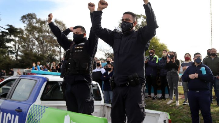 Policía desesperado al borde de cometer una locura en plena protesta de la Bonaerense
