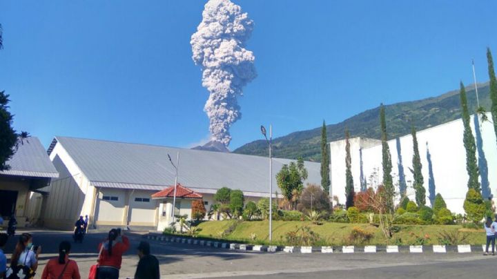 Alerta roja en Indonesia: un volcán hizo erupción en la península de Java Central