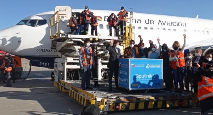 Llegó a Bolivia el primer lote de la vacuna Sputnik V: Luis Arce participó del evento