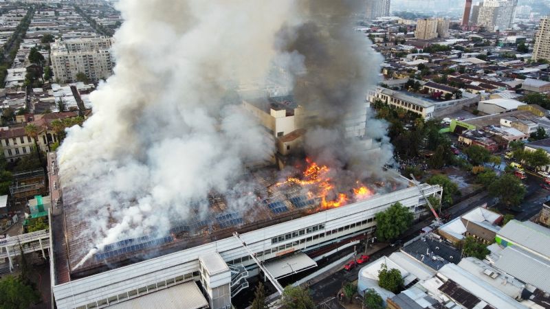 Un importante hospital en Chile es consumido por un voraz incendio