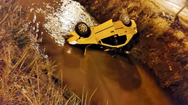 Cayó a un canal: increíble accidente de un taxi en Neuquén