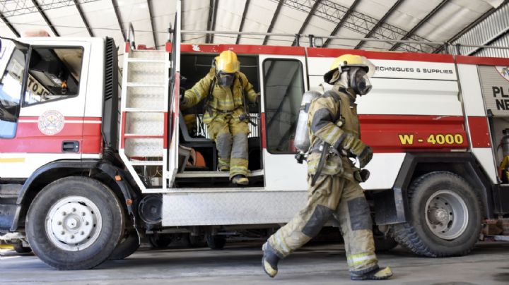 Rescate en Neuquén: los bomberos salvaron a un menor que estaba atrapado en el techo de una casa