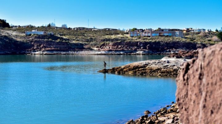 Denuncian que arrojan desechos cloacales al lago en El Chocón