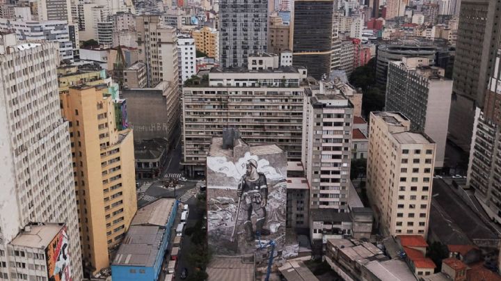 Un artista brasileño usa las cenizas de la Amazonia para pintar un impactante mural en San Pablo